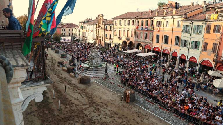 Una delle lizze che vede i cavalieri cercare di colpire l’avversario. La Mura incoronato vincitore e il bacio della figlia dopo la vittoria. Una veduta dall’alto della folla in piazza del Popolo. (fotogallery Gianmaria Zanotti) Una delle lizze che vede i cavalieri cercare di colpire l’avversario. La Mura incoronato vincitore e il bacio della figlia dopo la vittoria. Una veduta dall’alto della folla in piazza del Popolo. (fotogallery Gianmaria Zanotti)