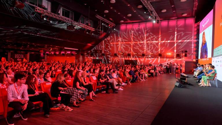 Riccione, bagno di folla e selfie per gli attori di Sandokan, attesa per Kevin Spacey e i protagonisti di Mare Fuori GALLERY Riccione, bagno di folla e selfie per gli attori di Sandokan, attesa per Kevin Spacey e i protagonisti di Mare Fuori GALLERY
