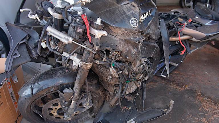 Quel che resta della moto dopo l’incidente e la vettura tamponata (foto Massimo Fiorentini) Quel che resta della moto dopo l’incidente e la vettura tamponata (foto Massimo Fiorentini)