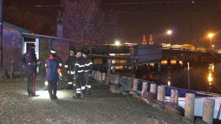 Guerra delle vongole, incendiata un'altra barca dei pescatori a Ravenna Guerra delle vongole, incendiata un'altra barca dei pescatori a Ravenna