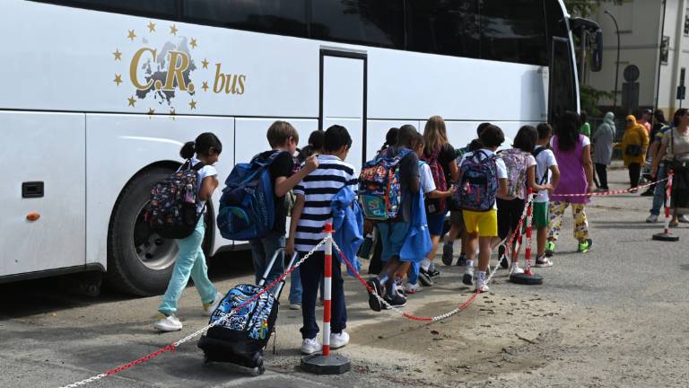 Forlì, l'incubo allagamenti e i bambini trasferiti in pullman: il primo giorno di scuola alla Squadrani - Gallery Forlì, l'incubo allagamenti e i bambini trasferiti in pullman: il primo giorno di scuola alla Squadrani - Gallery