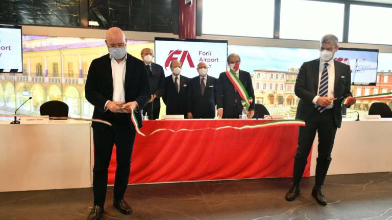 Aeroporto di Forlì: entusiasmo per il taglio del nastro ufficiale Aeroporto di Forlì: entusiasmo per il taglio del nastro ufficiale