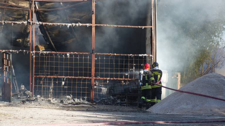 Ravenna, a fuoco capannone con camper e bombole in un agriturismo a Classe Ravenna, a fuoco capannone con camper e bombole in un agriturismo a Classe