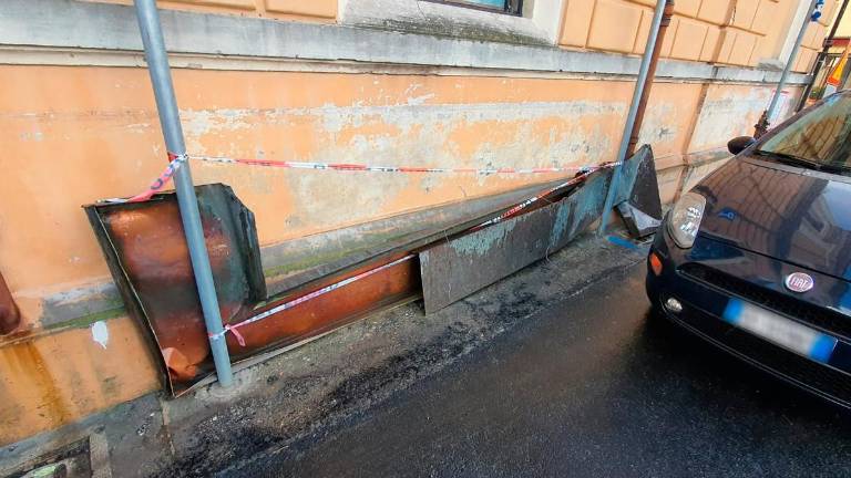 Gli operai comunali sono interventi per mettere in sicurezza una porzione di lattoneria in rame caduta alla scuola primaria Pascucci Gli operai comunali sono interventi per mettere in sicurezza una porzione di lattoneria in rame caduta alla scuola primaria Pascucci