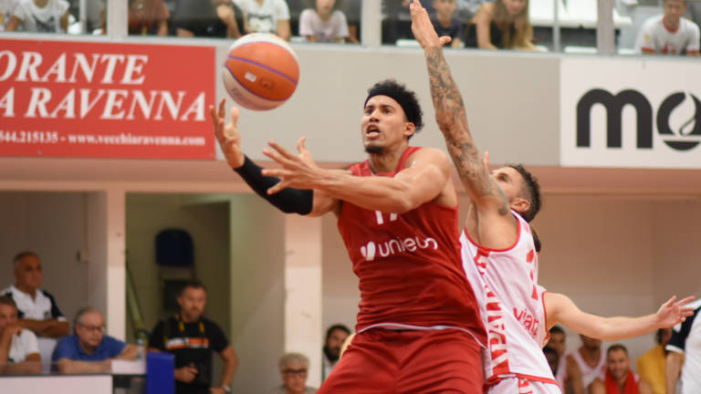 Basket, a Ravenna una domenica da derby sotto canestro Basket, a Ravenna una domenica da derby sotto canestro
