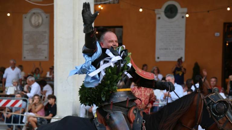 Cesena, Giostra dei cavalieri dominata da La Mura, che regala il Palio al quartiere Centro urbano Cesena, Giostra dei cavalieri dominata da La Mura, che regala il Palio al quartiere Centro urbano