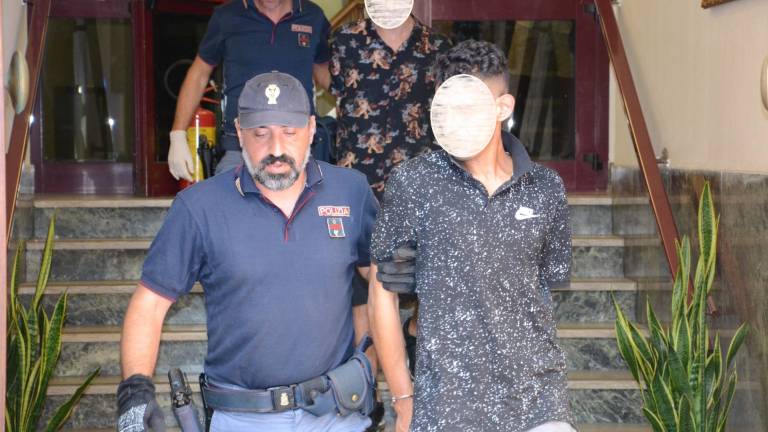 Rimini, aggredisce i poliziotti al grido di Allah Akbar Rimini, aggredisce i poliziotti al grido di Allah Akbar