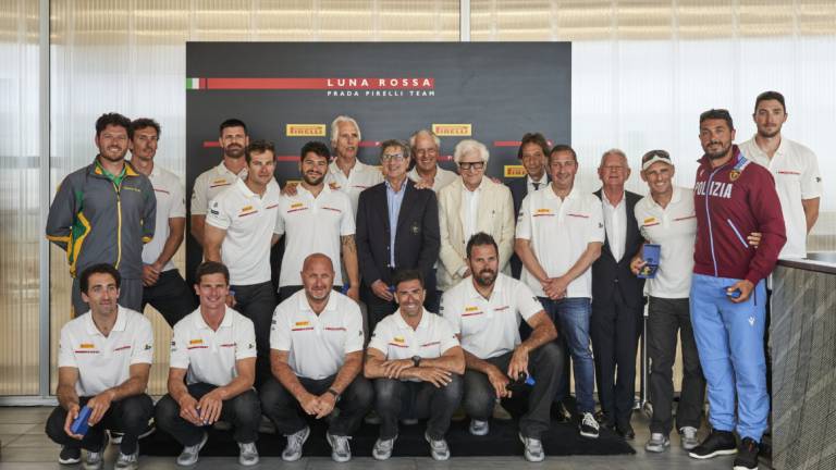 Vela, Medaglie d’oro al Valore Atletico: il Coni ha premiato Max Sirena e l'equipaggio di Luna Rossa Vela, Medaglie d’oro al Valore Atletico: il Coni ha premiato Max Sirena e l'equipaggio di Luna Rossa