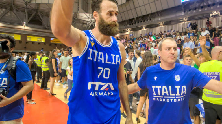 Basket, DatHome: Gigi Datome gioca a Ravenna la sua ultima partita in Italia con la maglia azzurra GALLERY Basket, DatHome: Gigi Datome gioca a Ravenna la sua ultima partita in Italia con la maglia azzurra GALLERY