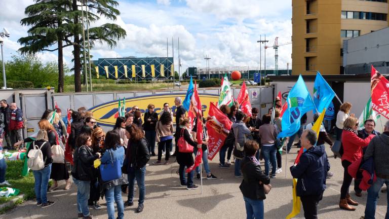 Imola, i lavoratori protestano davanti alla sede della Mercatone Uno Imola, i lavoratori protestano davanti alla sede della Mercatone Uno
