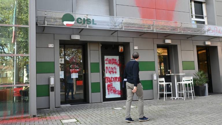 Imola, scritte no vax sulla sede Cisl /Fotogallery Imola, scritte no vax sulla sede Cisl /Fotogallery