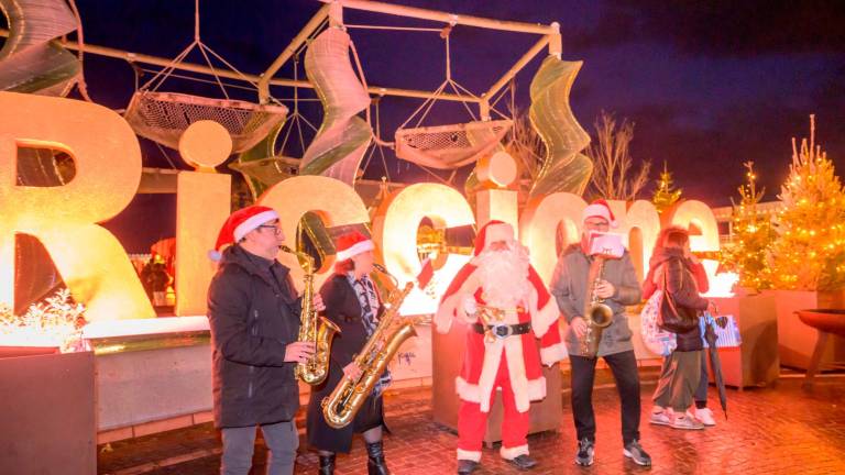 Babbo Natale è arrivato a Riccione con i lama Luna, Terra e Forza. Inaugurato il Giardino sul mare col bosco illuminato Babbo Natale è arrivato a Riccione con i lama Luna, Terra e Forza. Inaugurato il Giardino sul mare col bosco illuminato