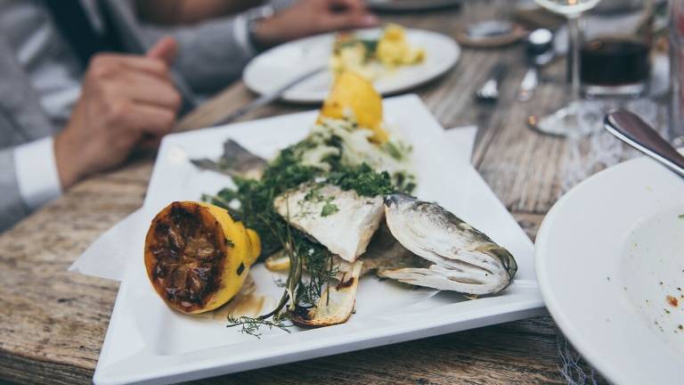 Cesenatico: Un bel tavolo per due a nome Bossi, ma sono mangiatori di pesce a sbafo Cesenatico: Un bel tavolo per due a nome Bossi, ma sono mangiatori di pesce a sbafo