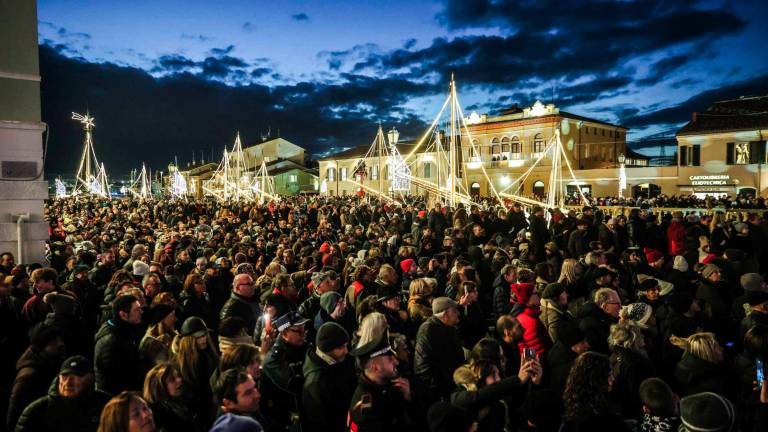 Cesenatico, diverse migliaia di persone per lo spettacolo e l’accensione delle luci del presepe della marineria - Gallery Cesenatico, diverse migliaia di persone per lo spettacolo e l’accensione delle luci del presepe della marineria - Gallery