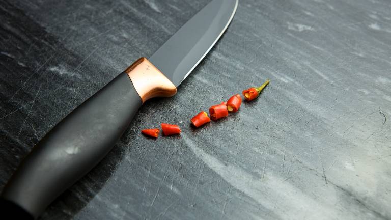 Lugo, sfregia la rivale con un coltello da cucina: arrestata Lugo, sfregia la rivale con un coltello da cucina: arrestata