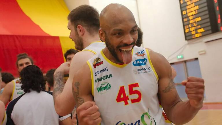 Basket A2 play-off, l'OraSì ha mille vite: schianta Tortona ed è 2-1 Basket A2 play-off, l'OraSì ha mille vite: schianta Tortona ed è 2-1
