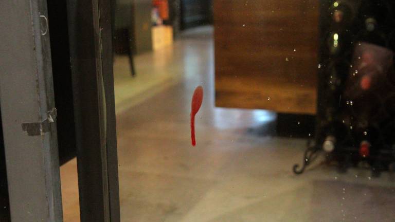Lo schizzo di sangue sulla vetrata del locale (foto Massimo Fiorentini) Lo schizzo di sangue sulla vetrata del locale (foto Massimo Fiorentini)