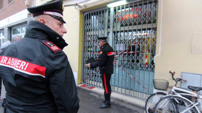 Ravenna, donna ferita con un’arma da taglio in un negozio in centro. Fendenti in tutto il corpo e a un occhio: arrestato un uomo Ravenna, donna ferita con un’arma da taglio in un negozio in centro. Fendenti in tutto il corpo e a un occhio: arrestato un uomo