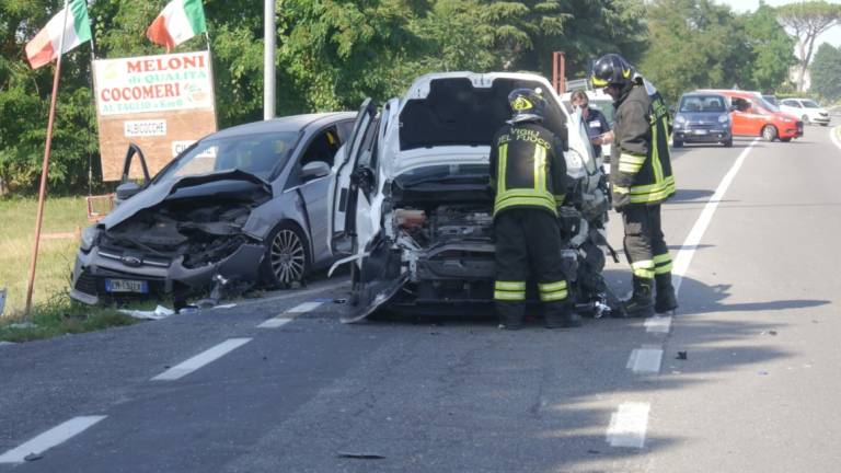 Mandriole, scontro tra auto: tre feriti Mandriole, scontro tra auto: tre feriti