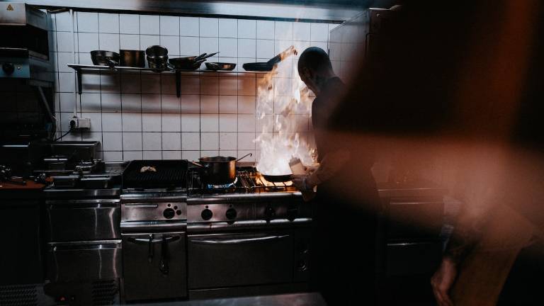 Rimini. Aggredisce la ex al ristorante, cuoco finisce in manette Rimini. Aggredisce la ex al ristorante, cuoco finisce in manette