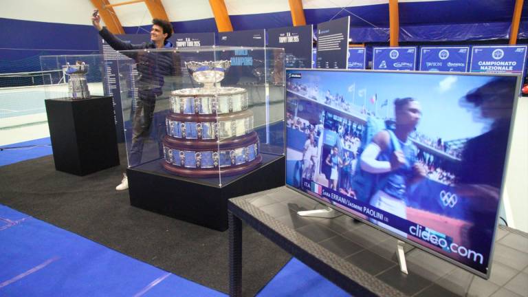 In alto la Coppa Davis e la Billie Jean King Cup in bella vista alla Oremplast Arena del Ct Massa Lombarda In alto la Coppa Davis e la Billie Jean King Cup in bella vista alla Oremplast Arena del Ct Massa Lombarda