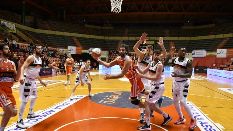 Basket A2, l'Unieuro la spunta in volata ai liberi (87-83) - Video Basket A2, l'Unieuro la spunta in volata ai liberi (87-83) - Video