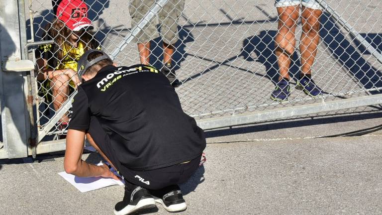 MotoGp, lo stile di Luca Marini, cade in prova, poi fa di tutto per concedere un autografo a un bambino - Gallery: la sequenza della caduta MotoGp, lo stile di Luca Marini, cade in prova, poi fa di tutto per concedere un autografo a un bambino - Gallery: la sequenza della caduta