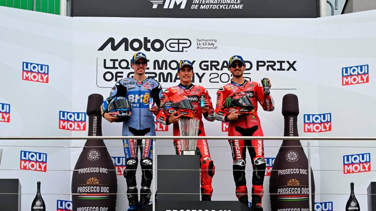 MotoGp: Marc Marquez domina, Bezzecchi prova a inseguirlo ma scivola a terra MotoGp: Marc Marquez domina, Bezzecchi prova a inseguirlo ma scivola a terra