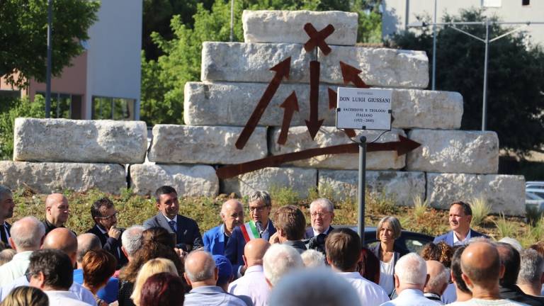 Rimini. Inaugurata la scultura in memoria di don Luigi Giussani Rimini. Inaugurata la scultura in memoria di don Luigi Giussani