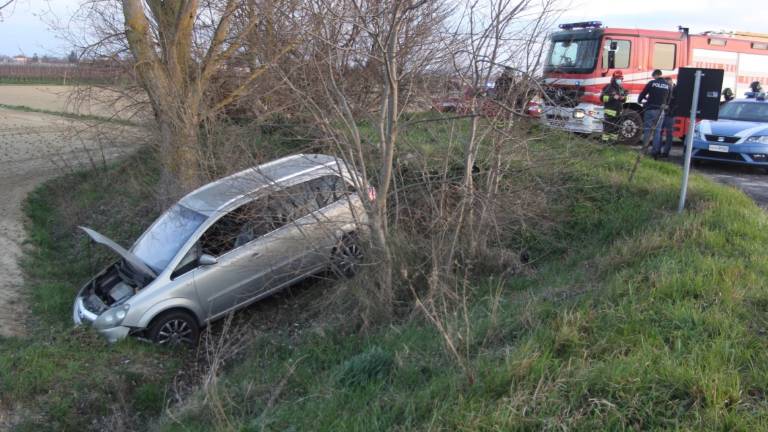 Perde il controllo dell'auto e finisce fuori strada tra Russi e Faenza Perde il controllo dell'auto e finisce fuori strada tra Russi e Faenza