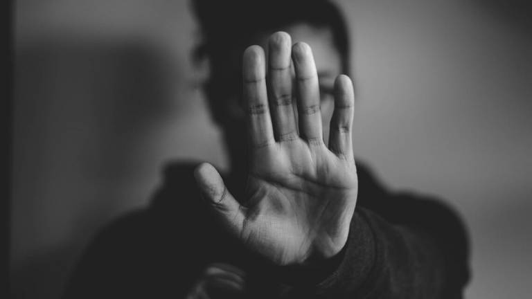 Figlia adottiva si confida a scuola: palpeggiata da mio padre Figlia adottiva si confida a scuola: palpeggiata da mio padre
