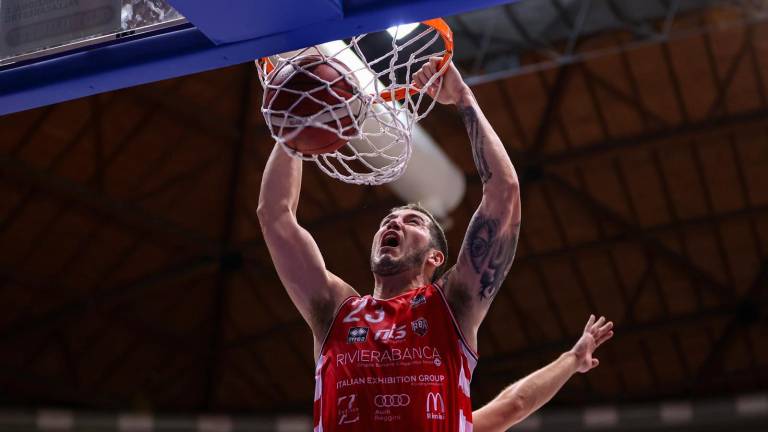 A sinistra Todor Radonjic e Antimo Martino fanno festa con Kadeem Allen sul parquet di Udine, a destra una schiacciata prepotente di Justin Johnson a Trieste A sinistra Todor Radonjic e Antimo Martino fanno festa con Kadeem Allen sul parquet di Udine, a destra una schiacciata prepotente di Justin Johnson a Trieste