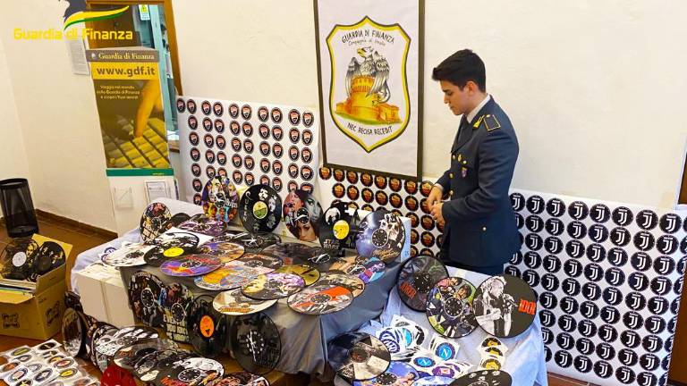 Imola, l'ora illegale: sequestrati 450 orologi falsi dedicati a cantanti, squadre di calcio e basket VIDEO Imola, l'ora illegale: sequestrati 450 orologi falsi dedicati a cantanti, squadre di calcio e basket VIDEO