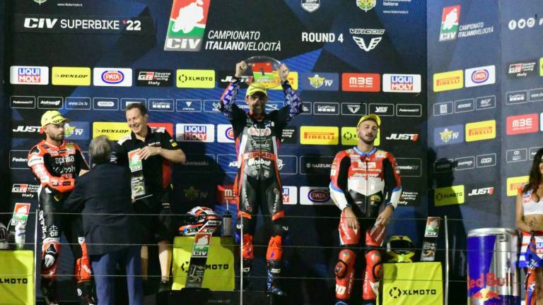 Moto, Civ: una Racing Night di Superbike da urlo con Michele Pirro a precedere Alessandro Delbianco (VIDEO) Moto, Civ: una Racing Night di Superbike da urlo con Michele Pirro a precedere Alessandro Delbianco (VIDEO)