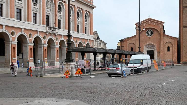 A Forlì sono iniziate le operazioni per rimuovere la pensilina di piazza Saffi. Siete favorevoli a questa scelta? A Forlì sono iniziate le operazioni per rimuovere la pensilina di piazza Saffi. Siete favorevoli a questa scelta?