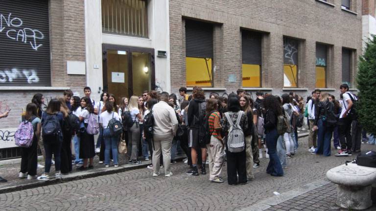 Ravenna, che bello il primo giorno di scuola senza mascherina al Liceo Classico Ravenna, che bello il primo giorno di scuola senza mascherina al Liceo Classico