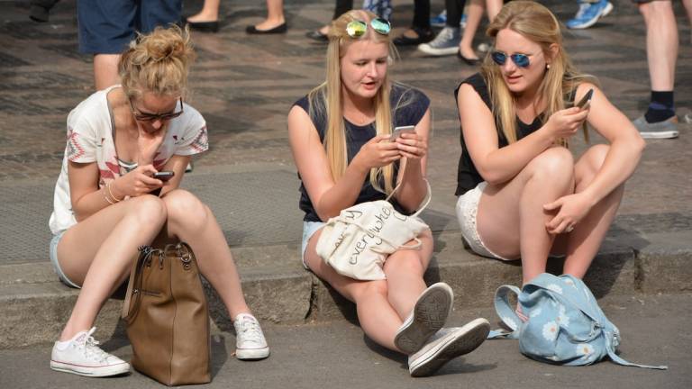 Il 32% degli italiani si sente spiato al telefono Il 32% degli italiani si sente spiato al telefono