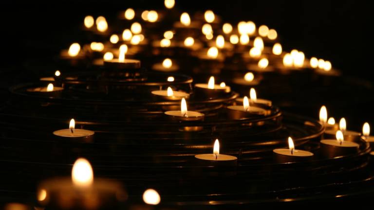 Ravenna, dispetti horror tra vicine di casa: candele da seduta spiritica davanti alla porta Ravenna, dispetti horror tra vicine di casa: candele da seduta spiritica davanti alla porta