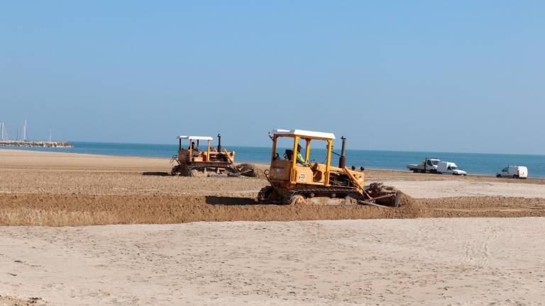 Ruspe al lavoro sulle spiagge di Cervia e Milano Marittima