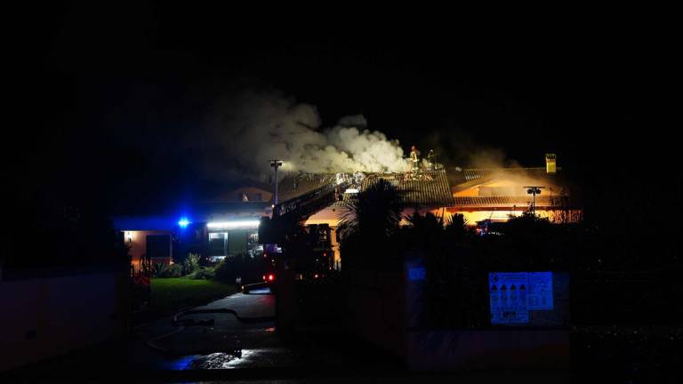 Cesenatico: incendio devastante al tetto di una abitazione Cesenatico: incendio devastante al tetto di una abitazione