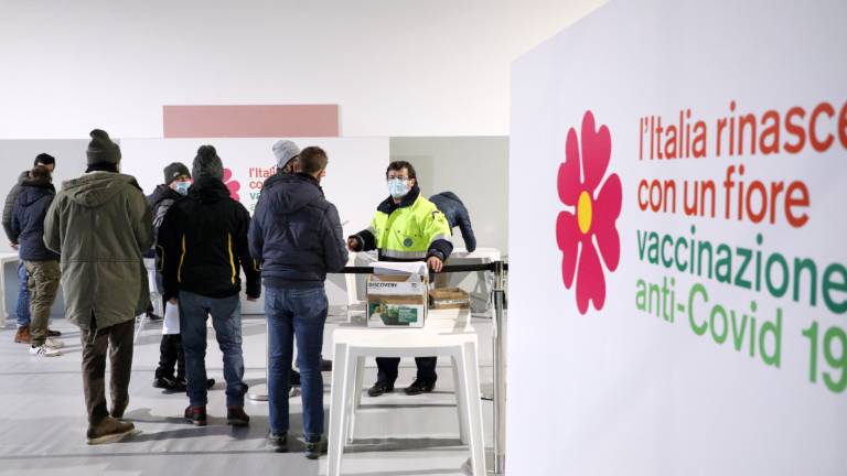 Covid, il vaccino non aumenta il rischio di eventi avversi: i risultati di uno studio lungo 18 mesi Covid, il vaccino non aumenta il rischio di eventi avversi: i risultati di uno studio lungo 18 mesi