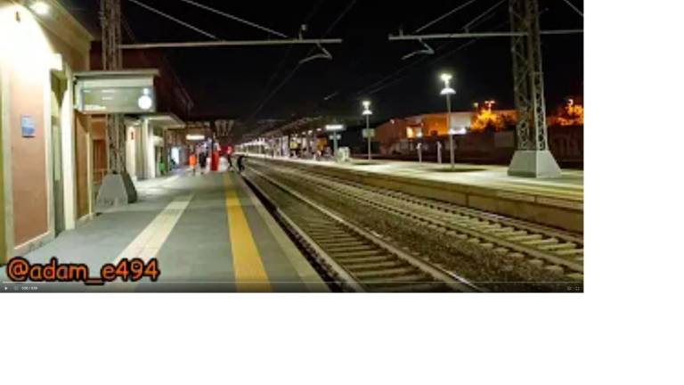 Sfida choc al treno Frecciarossa in transito alla stazione di Cesena: i ragazzi attraversano le rotaie come gara di coraggio VIDEO Sfida choc al treno Frecciarossa in transito alla stazione di Cesena: i ragazzi attraversano le rotaie come gara di coraggio VIDEO