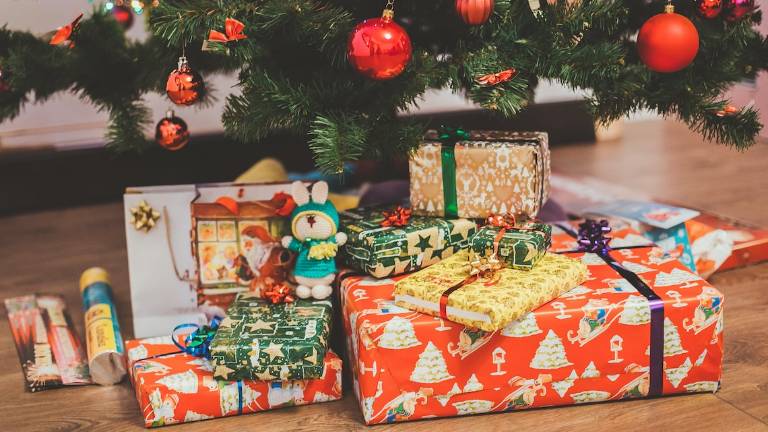 Regali di Natale: ogni italiano spenderà 177 euro, ecco gli acquisti più gettonati Regali di Natale: ogni italiano spenderà 177 euro, ecco gli acquisti più gettonati