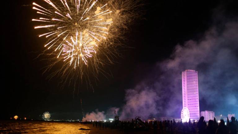 Cesenatico, un bagno di folla per la Notte Rosa 2025 - Gallery Cesenatico, un bagno di folla per la Notte Rosa 2025 - Gallery