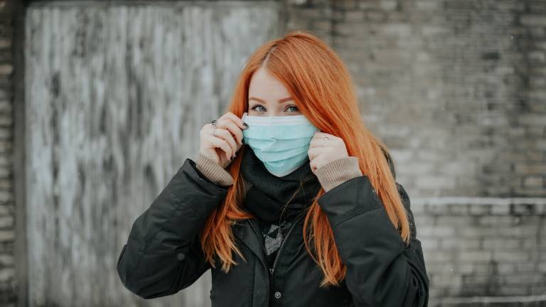 Da venerdì basta mascherine all'aperto: restano obbligatorie in luoghi affollati Da venerdì basta mascherine all'aperto: restano obbligatorie in luoghi affollati