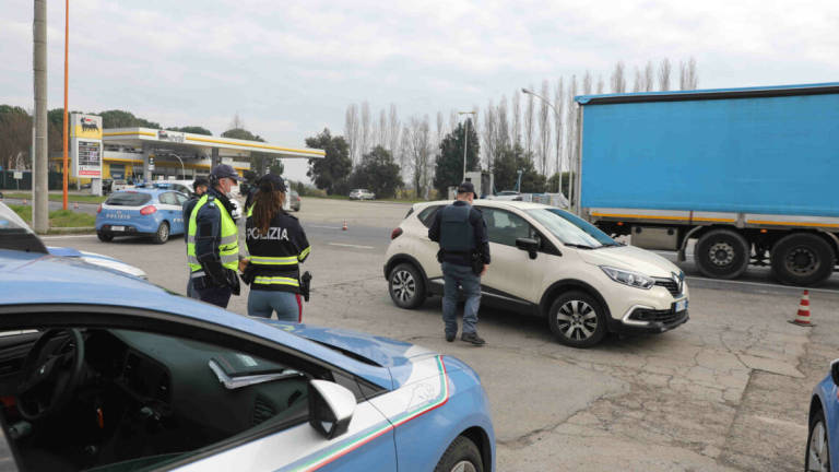 Posto di blocco lunga la via Calcinaro a Cesena Posto di blocco lunga la via Calcinaro a Cesena