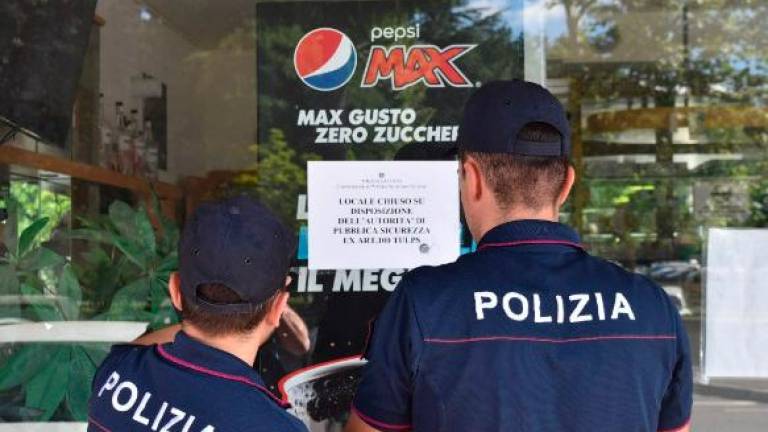 L’apposizione dell’avviso di sospensione della licenza nel locale di via Pistoia L’apposizione dell’avviso di sospensione della licenza nel locale di via Pistoia