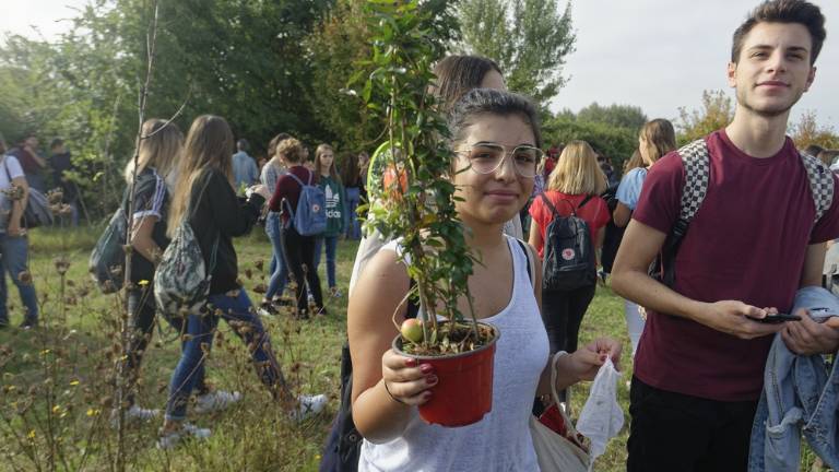 Fridays for future a Ravenna, gli studenti piantano alberi - FOTO Fridays for future a Ravenna, gli studenti piantano alberi - FOTO
