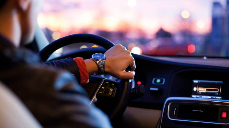 Forlì, muove il volante, ma è talmente ubriaco che non si accorge che l'auto è ferma in mezzo alla strada Forlì, muove il volante, ma è talmente ubriaco che non si accorge che l'auto è ferma in mezzo alla strada