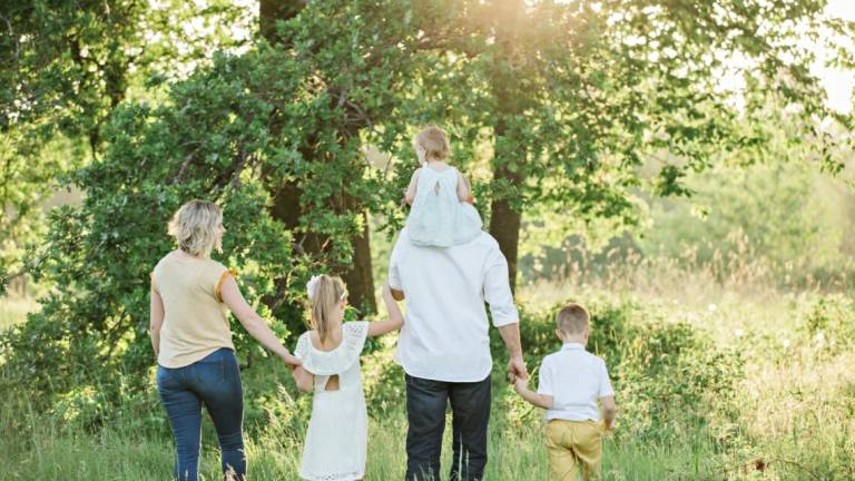 Pari. La famiglia: cellula sociale a rischio, o rischiosa? Pari. La famiglia: cellula sociale a rischio, o rischiosa?